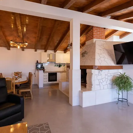 Vikendica 3 Bedroom Stunning In