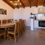 Сasa de vacaciones Cozy Home In Mliniste With House A Panoramic View *