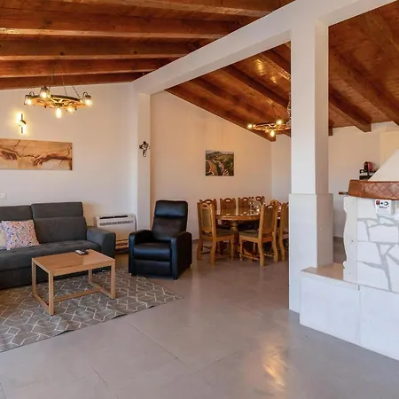 Cozy In With House A Panoramic View *